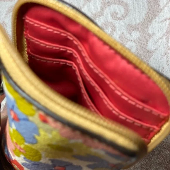 Authentic Coach Peyton Floral Vertical Wristlet - Picture 12 of 12